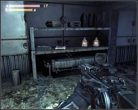 Po zakończeniu potyczki idziemy na drugi koniec pomieszczenia i podnosimy porzucone tam przedmioty: 2xfiolka E99 , 2xstympak , pakiet medyczny [1], różnego rodzaju amunicja oraz 3xE99 [2] - - Laboratoria osobliwości (2) | Opis przejścia Singularity - Singularity - poradnik do gry