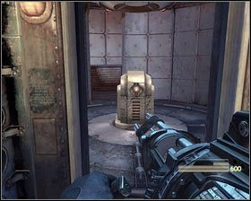 Z prawej strony stoi szafka z bronią , a na stole po lewej znajdziemy magnetofon [1], naboje do różnych rodzajów broni oraz dwa zbiorniki E99 - - Laboratoria osobliwości (2) | Opis przejścia Singularity - Singularity - poradnik do gry