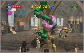 Skompletuj pozostałe części rury #1 przy pomocy (WL ), a następnie przełącz się na Rona i przy użyciu Parszywka strać kulą drugi składnik eliksiru - Hogwart #2 | Opis przejścia - Rok 1 | LEGO Harry Potter Lata 1-4 - LEGO Harry Potter Lata 1-4 - poradnik do gry