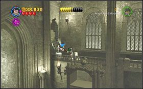 Przejdź wpierw na prawo, ściągnij ze ściany kółko (WL ) #1 , a następnie wskocz na przycisk - dzięki temu wszystkie platformy przestaną wsuwać się z powrotem w ścianę - Dziennik Toma Riddlea | Opis przejścia - Rok 2 | LEGO Harry Potter Lata 1-4 - LEGO Harry Potter Lata 1-4 - poradnik do gry