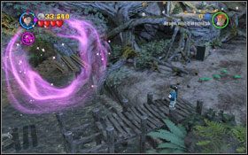 Na mostku znajdziesz dwie miotły #1 , pozbądź się diabelskich sideł używając (LS ), a następnie (WL ) na miotłach - Śladem pająków | Opis przejścia - Rok 2 | LEGO Harry Potter Lata 1-4 - LEGO Harry Potter Lata 1-4 - poradnik do gry