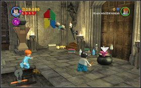 Przełącz się na Rona i podejdź do skrzyni po prawej - wyskoczy z niego bogin, zgładź go zaklęciem (RK ) #1 - Koniec psot | Opis przejścia - Rok 3 | LEGO Harry Potter Lata 1-4 - LEGO Harry Potter Lata 1-4 - poradnik do gry