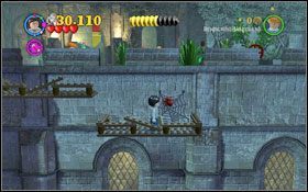 Podejdź Ronem do skrzyni po lewej i zgładź bogina (RK ) #1 - Koniec psot | Opis przejścia - Rok 3 | LEGO Harry Potter Lata 1-4 - LEGO Harry Potter Lata 1-4 - poradnik do gry