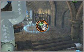 Po prawej stronie pomieszczenia znajdziesz zamkniętą skrzynię - użyj na niej magii, a następnie umieść klocek w brakującym miejscu przy dwóch pojemnikach z wodą #1 - Zamek Hogwart #11 | Opis przejścia - Rok 4 | LEGO Harry Potter Lata 1-4 - LEGO Harry Potter Lata 1-4 - poradnik do gry