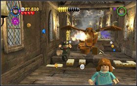 Czerwony trzyma chochlik - zlikwiduj go zaklęciem (IM ), natomiast klocek zielony znajdziesz po prawej stronie - zniszcz konstrukcję używając magii - Pierwsze zadanie | Opis przejścia - Rok 4 | LEGO Harry Potter Lata 1-4 - LEGO Harry Potter Lata 1-4 - poradnik do gry