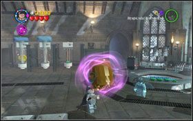 Podejdź do obrazu z czarodziejem - w jednej z szafek po prawej znajdziesz kilka klocków, z których złóż (WL ) parasol #1 - Tajemnica jaja | Opis przejścia - Rok 4 | LEGO Harry Potter Lata 1-4 - LEGO Harry Potter Lata 1-4 - poradnik do gry