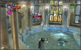 Przy baseniku znajdziesz szczotkę - wyczyść nią (WL ) witraż #1 - Tajemnica jaja | Opis przejścia - Rok 4 | LEGO Harry Potter Lata 1-4 - LEGO Harry Potter Lata 1-4 - poradnik do gry