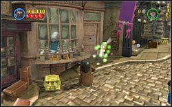 Slytherin (zielony): Tuż po wejściu na Ulicę Pokątną, podejdź do pierwszego okna po lewej i pomachaj kobiecie za oknem - Początek magii | Bonusy - Rok 1 | LEGO Harry Potter Lata 1-4 - LEGO Harry Potter Lata 1-4 - poradnik do gry