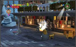 Harry (piżama): Użyj (RD ) na gablocie pod prawą częścią tarasu - Dział Ksiąg zakazanych | Bonusy - Rok 1 | LEGO Harry Potter Lata 1-4 - LEGO Harry Potter Lata 1-4 - poradnik do gry