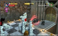 Ron (kardigan): Na szachownicy, blisko wyjścia, zajdziesz pionka, na którym możesz użyć (DM ) - Oblicze wroga | Bonusy - Rok 1 | LEGO Harry Potter Lata 1-4 - LEGO Harry Potter Lata 1-4 - poradnik do gry