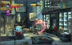 Artur Weasley: Gdy znajdziesz się w sklepie, po prawej znajdziesz czarną gablotę, na której możesz użyć (DM ) - Proszek Fiuu | Bonusy - Rok 2 | LEGO Harry Potter Lata 1-4 - LEGO Harry Potter Lata 1-4 - poradnik do gry