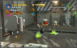 Gryffindor (czerwony): Pociągnij a łańcuch po lewej stronie, następnie złóż w całość przepychaczkę do toalet (WL ), wskocz na nią i wyczyść sześć zielonych plam na podłodze - Crabbe i Goyle | Bonusy - Rok 2 | LEGO Harry Potter Lata 1-4 - LEGO Harry Potter Lata 1-4 - poradnik do gry