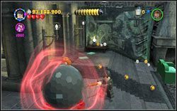 Slytherin (zielony): Tuż po wejściu do pokoju wspólnego Slytherinu, zaraz przy wejściu znajdziesz czarną kulę, na której użyj (DM ) - Crabbe i Goyle | Bonusy - Rok 2 | LEGO Harry Potter Lata 1-4 - LEGO Harry Potter Lata 1-4 - poradnik do gry