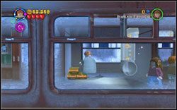 Slytherin (zielony): Po odsunięciu walizek od tunelu wskocz na nie, a następnie raz jeszcze podskocz - dosięgniesz kolejny kawałek herbu - Wieści z Azkabanu | Bonusy - Rok 3 | LEGO Harry Potter Lata 1-4 - LEGO Harry Potter Lata 1-4 - poradnik do gry