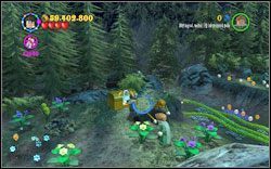 Hermiona (bluza z czerwonym kapturem): Po ukończeniu wrzeszczącej chaty, zaraz obok siebie znajdziesz zamkniętą skrzynię - użyj na niej (RD ) - Wrzeszcząca chata | Bonusy - Rok 3 | LEGO Harry Potter Lata 1-4 - LEGO Harry Potter Lata 1-4 - poradnik do gry