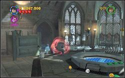 Jęcząca Marta (kostium kąpielowy): Tuż obok, po rozpoczęciu misji, znajdziesz czarną gablotę - zniszcz ja zaklęciem (DM ) - Tajemnica jaja | Bonusy - Rok 4 | LEGO Harry Potter Lata 1-4 - LEGO Harry Potter Lata 1-4 - poradnik do gry