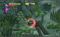 Slytherin (zielony): W drugiej lokacji spłyń na dno - znajdziesz ta czarą skrzynię, otwórz ją zaklęciem (DM ), a następnie złóż kościotrupa (WL ) - Czarne jezioro | Bonusy - Rok 4 | LEGO Harry Potter Lata 1-4 - LEGO Harry Potter Lata 1-4 - poradnik do gry