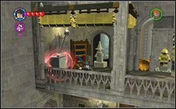 Wiedźma (biała): Po lewej stronie znajdziesz gablotę, na której użyj (DM ) - 2. Sala wejściowa | Bonusy - Hogwart | LEGO Harry Potter Lata 1-4 - LEGO Harry Potter Lata 1-4 - poradnik do gry