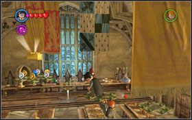 Na stołach znajdziesz zielone dzbanki #1 (wraz z dwoma zielonymi szklankami) - 3. Wielka Sala | Bonusy - Hogwart | LEGO Harry Potter Lata 1-4 - LEGO Harry Potter Lata 1-4 - poradnik do gry