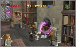 Dziewczyna z Revenclawu: Zlikwiduj kłódkę na bramce po prawej (RD ), a następnie odsuń deskę (WL ) - 6. Biblioteka | Bonusy - Hogwart | LEGO Harry Potter Lata 1-4 - LEGO Harry Potter Lata 1-4 - poradnik do gry