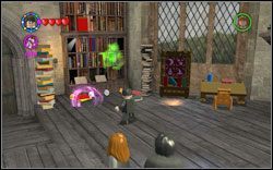 Wykrywacz czerwonych klocków: Udaj się na tył pomieszczenia, włóż trzy kolorowe książki (WL ) w odpowiednie miejsca - 7. Biblioteka (zaplecze) | Bonusy - Hogwart | LEGO Harry Potter Lata 1-4 - LEGO Harry Potter Lata 1-4 - poradnik do gry