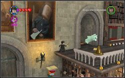 Użyj magii na trzech Tiarach przydziału - pierwszą znajdziesz na tarasie po lewej stronie, na balustradzie; drugą trzymają chochliki (IM ) na tyłach pomieszczenia, trzecia jest na tarasie po prawej - 7. Biblioteka (zaplecze) | Bonusy - Hogwart | LEGO Harry Potter Lata 1-4 - LEGO Harry Potter Lata 1-4 - poradnik do gry