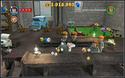 Pan Mason: Użyj magii na figurce z kiwającą główką, pojawi się kolejna - powtórz operację raz jeszcze - 9. Pokój zabaw | Bonusy - Hogwart | LEGO Harry Potter Lata 1-4 - LEGO Harry Potter Lata 1-4 - poradnik do gry