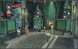 Na tyłach sypialni znajdziesz skrzynię - otwórz ją czarem, po chwili klocek pojawi się w wodzie - 14. Dormitorium Slytherinu | Bonusy - Hogwart | LEGO Harry Potter Lata 1-4 - LEGO Harry Potter Lata 1-4 - poradnik do gry