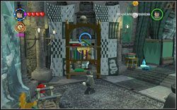 Tuż obok wejścia, użyj magii na półce z książkami aby uwolnić ucznia - 14. Dormitorium Slytherinu | Bonusy - Hogwart | LEGO Harry Potter Lata 1-4 - LEGO Harry Potter Lata 1-4 - poradnik do gry