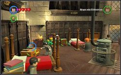 Ratunek przed upadkiem: W skrzyni po lewej stronie - 16. Dormitorium Gryffindoru | Bonusy - Hogwart | LEGO Harry Potter Lata 1-4 - LEGO Harry Potter Lata 1-4 - poradnik do gry