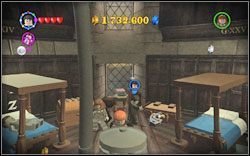 Seamus Finnigan: (zegar ) w miejscu gdzie stał zegar znajduje się skrzynia z kłódką, użyj (RD ) - 16. Dormitorium Gryffindoru | Bonusy - Hogwart | LEGO Harry Potter Lata 1-4 - LEGO Harry Potter Lata 1-4 - poradnik do gry