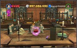 Na środku pokoju znajdziesz ucznia i czerwoną książkę - 22. Dormitorium Revenclawu | Bonusy - Hogwart | LEGO Harry Potter Lata 1-4 - LEGO Harry Potter Lata 1-4 - poradnik do gry