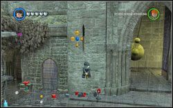 Użyj zaklęcia (DM ) na czerwonej zbroi przy bramie, po czym wskocz na latającą miotłę - 28. Dziedziniec z fontanną | Bonusy - Hogwart | LEGO Harry Potter Lata 1-4 - LEGO Harry Potter Lata 1-4 - poradnik do gry