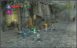 Chłopiec z Hufflepuffu: Po wykonaniu misji obchodzenia się z mandragorami użyj krzykacza do rozbicia pięciu szklanych gablot - 28. Dziedziniec z fontanną | Bonusy - Hogwart | LEGO Harry Potter Lata 1-4 - LEGO Harry Potter Lata 1-4 - poradnik do gry