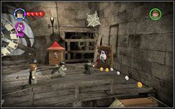 Madame Rosmerta: (zegar ) Po prawej znajdziesz szafkę - wpierw użyj (RD ), a następnie postaci z książką - 33. Wieża zegarowa | Bonusy - Hogwart | LEGO Harry Potter Lata 1-4 - LEGO Harry Potter Lata 1-4 - poradnik do gry