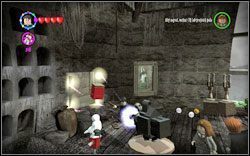 Wykrywacz złotych klocków: (zegar ) na drugim piętrze napraw kamerę (WL ), a następnie wyciągnij czerwony klocek z ekranu (WL ) - 35. Sowiarnia | Bonusy - Hogwart | LEGO Harry Potter Lata 1-4 - LEGO Harry Potter Lata 1-4 - poradnik do gry