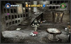 Barty Crouch Senior: (zegar ) Użyj (RD ) na szafce po prawej, następnie (WL ) aby wysypać klocki i (WL ) by stworzyć przepychaczkę - 35. Sowiarnia | Bonusy - Hogwart | LEGO Harry Potter Lata 1-4 - LEGO Harry Potter Lata 1-4 - poradnik do gry