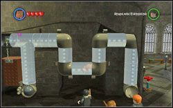 Tuż obok wejścia do biura profesora obrony przeciw czarnej magii znajdziesz kilka klocków, z których stwórz ogromną literę H (WL ) - klocki automatycznie się wstawiają po najechaniu w odpowiednie miejsce - 36. Przejście do klas | Bonusy - Hogwart | LEGO Harry Potter Lata 1-4 - LEGO Harry Potter Lata 1-4 - poradnik do gry