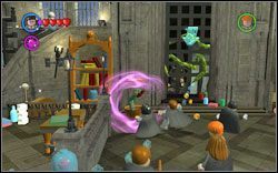 Dziewczyna z Gryffindoru: Jeden z uczniów trzyma szton - użyj na nim dwukrotnie magii - 36. Przejście do klas | Bonusy - Hogwart | LEGO Harry Potter Lata 1-4 - LEGO Harry Potter Lata 1-4 - poradnik do gry