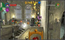 Hanna Abbott: W pomieszczeniu znajdziesz osiem pochodni, na których możesz użyj zaklęcia (WL ) - 36. Przejście do klas | Bonusy - Hogwart | LEGO Harry Potter Lata 1-4 - LEGO Harry Potter Lata 1-4 - poradnik do gry