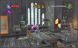 Chłopiec: Użyj zaklęcia (WL) na książkach przy oknie w górnej części pomieszczenia - 38. Klasa zaklęć (lewa) | Bonusy - Hogwart | LEGO Harry Potter Lata 1-4 - LEGO Harry Potter Lata 1-4 - poradnik do gry