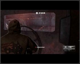 Po zakończeniu strzelaniny podnosimy leżącą na ziemi amunicje oraz broń, a następnie wbiegamy do pomieszczenia u góry [1] - Rozdział 7 - Umowa - Opis przejścia - Kane & Lynch 2: Dog Days - poradnik do gry