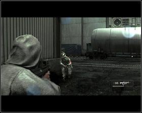 Zaraz po wejściu do środka zostaniemy ostrzelani przez schowanych z prawej strony żołnierzy [1] - Rozdział 8 - Ucieczka z Szanghaju - Opis przejścia - Kane & Lynch 2: Dog Days - poradnik do gry