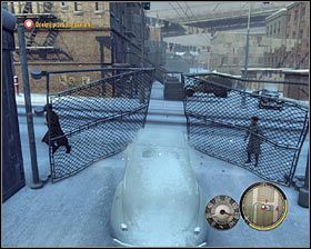 Musisz być gotowy na to, że tuż po tym jak zasiądziesz za kółkiem kradzionej maszyny z pobliskiego budynku wybiegną kolejni wrogowie #1 - Rozdział 2 - Nie ma jak w domu (3) | Opis przejścia Mafia II - Mafia II - poradnik do gry