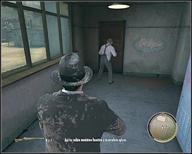 Do pomieszczenia już wkrótce wbiegnie kilku nowych przeciwników i musisz zachować dużą ostrożność, gdyż niektórzy z nich będą korzystali z karabinów Thompson - Rozdział 9 - Twardziel i liczykrupa (3) | Opis przejścia Mafia II - Mafia II - poradnik do gry