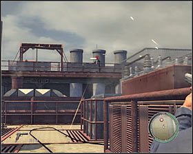 Przygotuj sobie dobrą broń, wejdź ponownie na dach i przystąp do atakowania wrogów - Rozdział 10 - Obsługa hotelowa (2) | Opis przejścia Mafia II - Mafia II - poradnik do gry