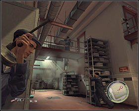 Przyklej się do ściany przy drzwiach prowadzących do sąsiedniego korytarza i przystąp do atakowania przebywających tam wrogów - Rozdział 10 - Obsługa hotelowa (3) | Opis przejścia Mafia II - Mafia II - poradnik do gry