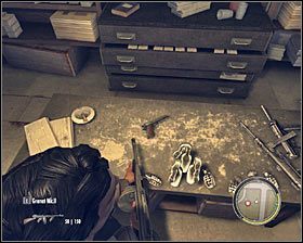 W pomieszczeniu tym odnajdziesz między innymi bronie oraz nowy numer Playboya #1 - Rozdział 13 - Wyjście smoka (2) | Opis przejścia Mafia II - Mafia II - poradnik do gry