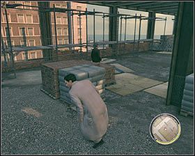 Kolejny przeciwnik stoi na drugim końcu tego piętra #1 i w tym przypadku musisz już podejść bliżej celem wykonania standardowej cichej egzekucji - Rozdział 14 - Schody do nieba (3) | Opis przejścia Mafia II - Mafia II - poradnik do gry