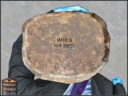 Przetrzyj, przy pomocy myszy, spód znalezionego posągu w jego centrum, aby odkryć, skąd tak naprawdę pochodzi - Opis przejścia (2) | Globetrotting House M.D. - House M.D. - poradnik do gry